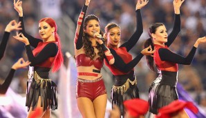 Und da aller guten Dinge drei sind: Auch Selena Gomez trat 2013 bereits zum Thanksgiving-Football auf, und zwar in diesem...nunja, gewagten Outfit