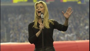 2000 gab Country-Star Faith Hill die Hymne im Georgia Dome von Atlanta zum Besten. Die Dame hatte Hits wie "Breathe" oder "This Kiss" zu bieten - ihr erinnert euch sicher. Den Titel holten die Rams (23:16 gegen Tennessee)