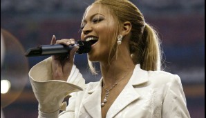 Anno 2004 noch nicht groß genug für die Halbzeitshow - aber die Hymne durfte Queen Bey damals schon in Houston zum Besten geben. Der Titel ging wieder an New England