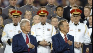 Whoa! Sangen 2005 in Jacksonville tatsächlich Bill Clinton und George Bush Senior? Nein, natürlich nicht. Die lauschten vor dem dritten Patriots-Titel in vier Jahren nur den vereinten Chören von Navy, Air Force, Army, Coast Guard, etc.