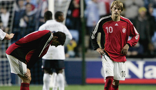 Erster Rückschlag: Mit der U 21 scheidet er im Herbst 2006 in den Playoffs zur EM gegen England aus. Links Mario Gomez