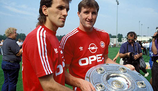 Alan McInally, hier mit Radmilo Milhajlovic und der Schale, gab am 29. Juli 1989 sein Debüt für den FCB und netzte beim 3:2-Heimsieg gegen Nürnberg gleich doppelt