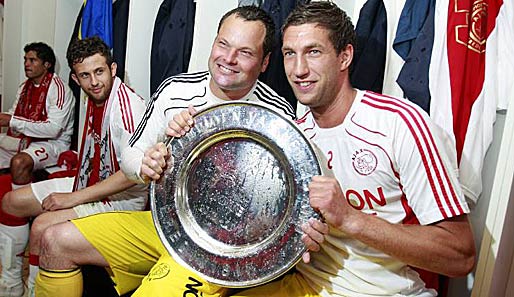 NIEDERLANDE: Maarten Stekelenburg und Jeroen Verhoeven (2.v.r.) feiern die 30. Meisterschaft von Rekordmeister Ajax Amsterdam