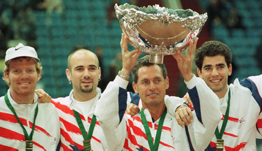 Riesenjubel in der amerikanischen Heimat: Agassi (2.v.l.) gewinnt 1995 in Moskau gegen Russland den Davis-Cup. Mit im US-Team: Jim Courier (l.) und Pete Sampras (r.).