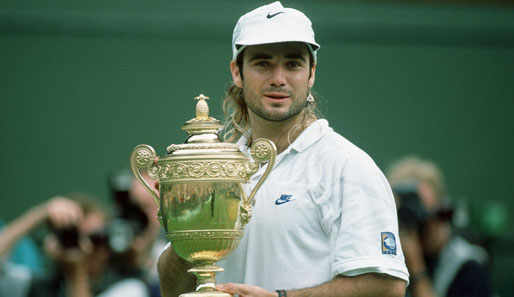 Und so triumphiert Agassi 1992 in Wimbledon - als Grundlinienspieler. Damals eine echte Sensation. Nach Siegen über Becker und McEnroe holt Agassi seinen ersten von acht Grand-Slam-Titeln. Im Endspiel schlägt er Kroaten-Bomber Goran Ivanisevic.
