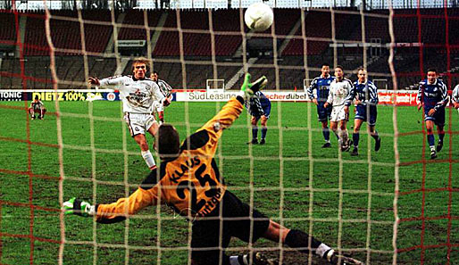 Brinkmann verwandelt in der Saison 1997/98 im Trikot von Eintracht Frankfurt einen Elfmeter gegen die Stuttgarter Kickers