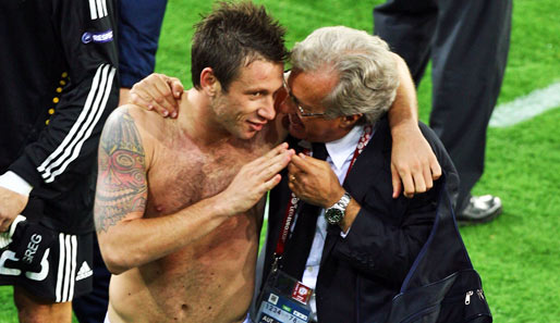 Nach dem Spiel, wie hier bei der EM 2008, sieht man Cassano schon mal in Unterhose übers Feld schlendern