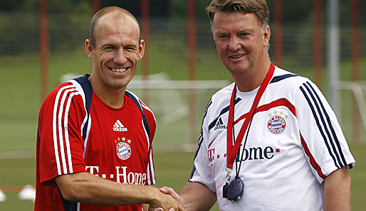 Trainer Louis van Gaal begrüßt seinen Neuzugang Arjen Robben bei dessen ersten Bayern-Training im August 2009