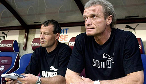Albanische Legenden: Roos zusammen mit Hans-Peter Briegel (r.) auf der Bank der albanischen Nationalmannschaft