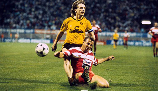 Roos wie man ihn kennt: Kämpferisch und leidenschaftlich, hier im Duell mit Dortmunds Frank Mill im August 1988