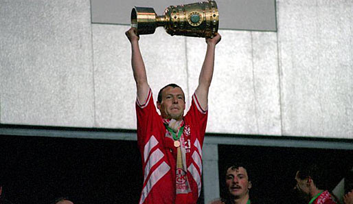 Im Mai 1996 gewannen die Roten Teufel erneut den DFB-Pokal (1:0 gegen Karlsruhe) - nur eine Woche nach dem erstmaligen Abstieg aus der Bundesliga