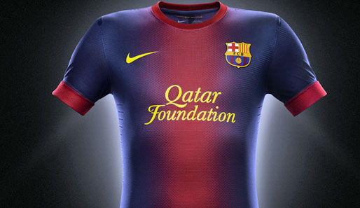 Das neue Heimtrikot des FC Barcelona mit rotem Rundkragen und engem Schnitt