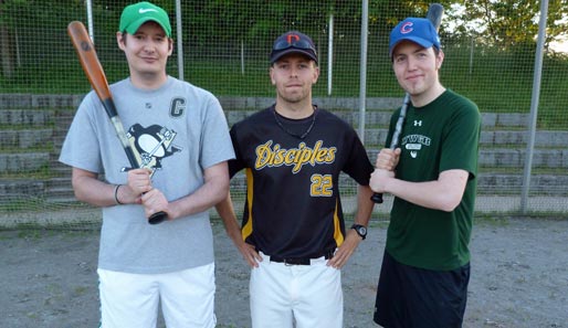 SPOX in Action beim Baseball: Die Herren Regelmann (l.) und Böhmer (r.) und ihr Coach Dirk Fries