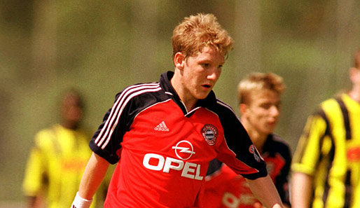 Der junge Schweini schnürt seit 1998 seine Schuhe für den FC Bayern. Mit der A-Jugend gewinnt er 2002 die deutsche Meisterschaft