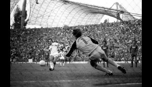 Jener Manni Kaltz war es dann aber auch, der am 9. Oktober 1982 einen der berühmtesten Elfmeter der Bundesliga-Geschichte trat. Nach fast sechs Minuten Tumult scheiterte er in der Nachspielzeit an Jean-Marie Pfaff - Endstand 2:2