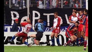 Ein gewisser Patrick Andersson schraubte den Ball in letzter Sekunde an Schober vorbei in den Kasten. Dem HSV fast egal - aber die Bayern waren Meister. Hübsche Pose, Willy!