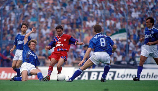1993 vermieste Schalke dem Rivalen mit einem 3:3 die Meisterschaft, weil Bremen parallel gewann. Ingo Anderbrügges (2.v.l.) Treffer zum 1:0 war vom Kaliber "Tor des Jahres"