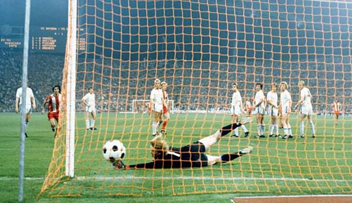 In den ersten Jahren der Bundesliga hatte Schalke meist nicht viel zu lachen: In dieser Szene von 1972 muss Norbert Nigbur zum fünften Mal hinter sich greifen
