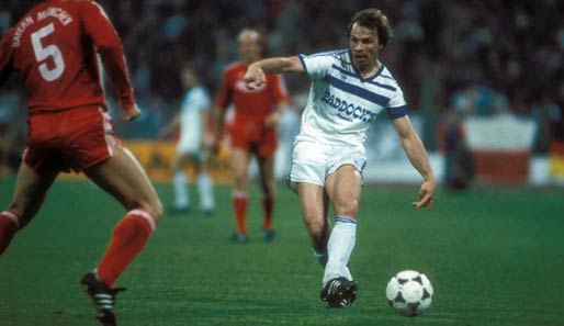 DFB-Pokal-Halbfinale am 2.5.1984: Im vielleicht packendsten aller Duelle traf auch Bernhard Dietz. Kein Kunststück, ging die Partie doch 6:6 aus!