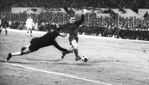 Das erste Aufeinandertreffen mit einem Klub aus Spanien gibt's in der Saison 1967/68: Die Bayern setzen sich nach einem 1:1 im Hinspiel gegen Valencia zuhause mit 1:0 im Viertelfinale des Europapokals der Pokalsieger durch