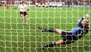 "Kahn! Die Bayern!" Nach einem hart umkämpften Finale geht es 2001 gegen Valencia ins Elfmeterschießen. Oliver Kahn steigt zum "Titan" auf und pariert drei Elfmeter