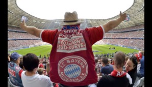 Steht auf wenn Ihr Bayern seid: Der deutsche Meister präsentiert die Mannschaft für die kommende Saison, die Allianz Arena ist gefüllt