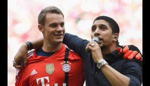 Für Unterhaltung ist auch gesorgt: Andreas Bouhrani und Manuel Neuer versuchen sich im Duett
