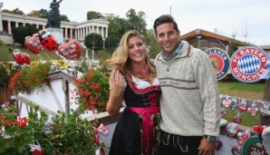 Ein Peruaner vor der Bavaria: Claudio Pizarro mit Lebensgefährtin Karla Salcedo