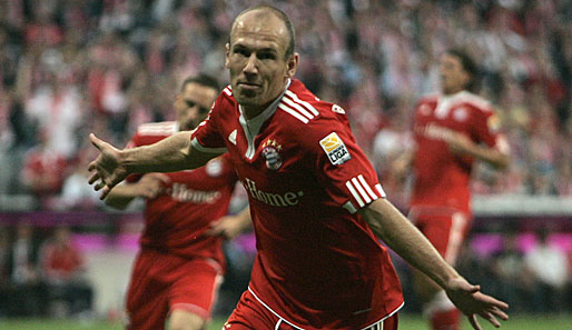 Die FCB-Bosse reagierten und holten Arjen Robben - ein unglaublicher Glücksgriff. Bei der Premiere im Bayern-Dress gegen Wolfsburg (3:0) schnürte er einen Doppelpack
