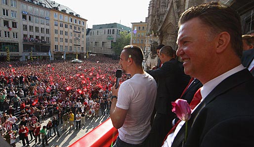 Am Tag nach der Niederlage feierten tausende Fans die Mannschaft auf dem Marienplatz. Franck Ribery verkündete seine Vertragsverlängerung - er bleibt bis 2015 bei den Bayern