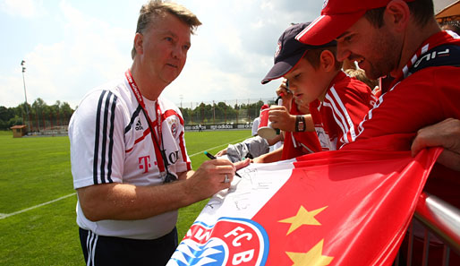 Louis van Gaal nahm sich nach dem Training Zeit für die Fans und schrieb fleißig Autogramme