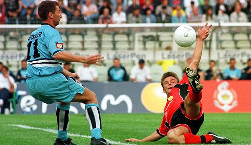 1998 wechselt Schneider in die Bundesliga zu Eintracht Frankfurt. Mit den Hessen schafft er am letzten Spieltag den Klassenerhalt