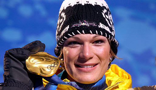 Und auch unsere Ski-Rennläuferin Maria Riesch reiht sich in die Riege derer ein, die 750.000 Euro verdienen. Vor allem aber hat sie Gold in der Super-Kombi gewonnen
