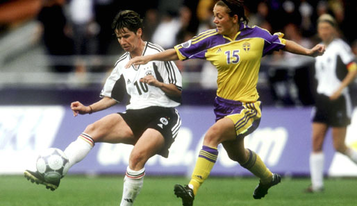 Der vierte EM-Titel für die Ehrenspielführerin des DFB: Bei der EM 2001 gewann Deutschland dank eines Golden Goals von Claudia Müller gegen Schweden mit 1:0