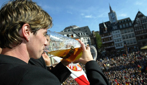 Riesen-Empfang für die Weltmeisterinnen auf dem Frankfurter Römer: Da darf auch schon mal ein ordentlicher Schluck Bier zu sich genommen werden