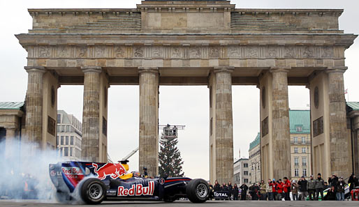 Danach stieg für Vettel ein wochenlanger Party-Marathon. Unter anderem drehte er in seinem Red Bull Showrunden auf der Fanmeile vor dem Brandenburger Tor in Berlin