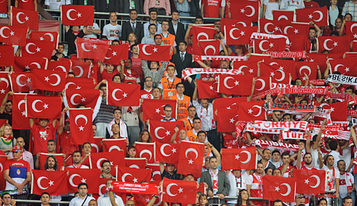 Basketball-WM in der Türkei: Die Türkei stand Kopf. Kein Wunder, schließlich erreichte der Gastgeber das Finale. Das DBB-Team enttäuschte und schied in der Vorrunde aus