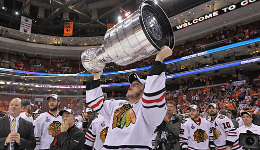 NHL 2010: Eine der größten Trophäen im Sport ging an die Chicago Blackhawks. Kapitän Jonathan Toews reckte den Stanley Cup in die Höhe