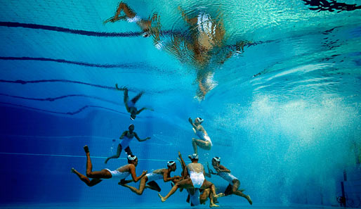 Schwimm-EM 2010 in Budapest: Apropos untergehen... Nein, Synchronschwimmen war nicht der Hit des Jahres, aber das Bild ist einfach super