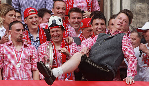 Bundesliga 2010: Vorsicht vor dem Feier-Biest! Louis van Gaal lieferte bei der Party des FC Bayern München nach Meisterschaft und Pokalsieg eine große Show ab