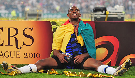 Fußball international 2010: Viel seliger kann man wohl nicht gucken. Samuel Eto'o war nach dem Champions-League-Gewinn von Inter Mailand hin und weg