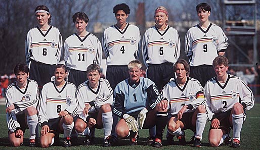Früher noch gemeinsam für Deutschland, heute in unterschiedlichen Funktionen: WM-OK-Chefin Steffi Jones (hinten 3.v.l.) und Birgit Prinz (hinten r.)