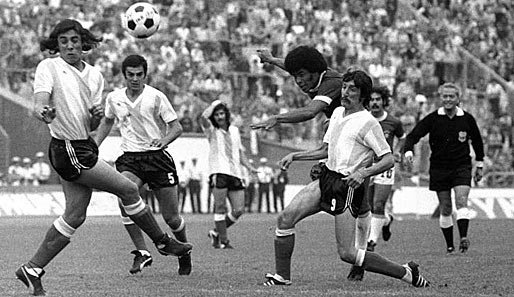 Das erste Aufeinandertreffen von Brasilien und Argentinien bei einer WM findet am 30.6.1974 in der Finalrunde statt: Jairzinho (2.von re.) trifft zum 2:1