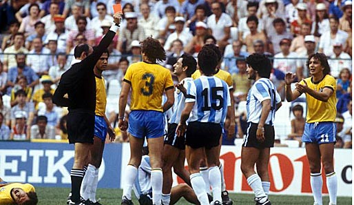 1982: Rote Karte für Maradona bei seiner ersten WM. Vier Jahre später folgt verspätet das Happy-End mit dem Weltmeistertitel für Argentinien