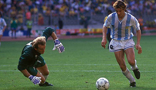 Claudio Caniggia schießt bei dem skandalträchtigen Spiel das 1:0. Argentinien gewinnt im Achtelfinale und schlägt Jugoslawien und Italien. Im Finale verlieren sie gegen Deutschland