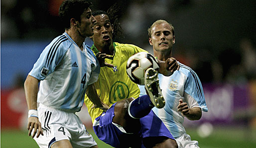 2005 ging es beim Confed Cup um den Stolz einer ganzen Nation. In einem fulminanten Spiel lässt Brasilien dem ewigen Rivalen nicht den Hauch einer Chance.