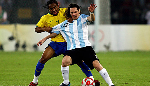 Auf ein Duell wie dieses mussten die Fans bei der WM 2006 verzichten. Beide Teams fliegen im Viertelfinale raus: Brasilien gegen Frankreich, Argentinien gegen Deutschland