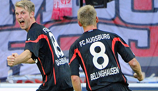 Ein historischer Elfmeter am 9. Spieltag: Jan-Ingwer Callsen-Bracker (l.) erzielt den Treffer zum ersten Sieg des FC Augsburg in der Bundesligageschichte