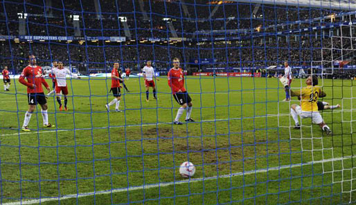 Das war übrigens ein Tor von Hamburgs Jansen gegen Mainz. Ob der Ball wirklich mit vollem Umfang hinter der Linie war? Egal, der FSV gewann am Ende 4:2