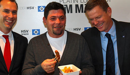 Hamburg - Hertha BSC 2:2: Koch Tim Mälzer (Mitte) durfte die neue "Platin Lounge" in der Hamburger Arena mit Currywurst eröffnen